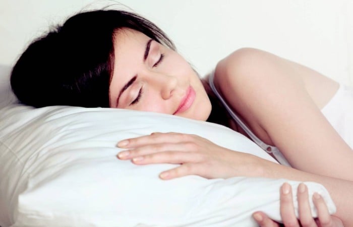 Vào ban đêm, hãy chỉ chải tinh chất DHC lên mi ngay trước khi bạn ngủ