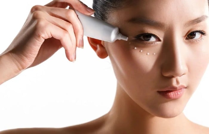 Chăm sóc da vùng mắt để đẩy lùi các dấu hiệu lão hóa quanh mắt