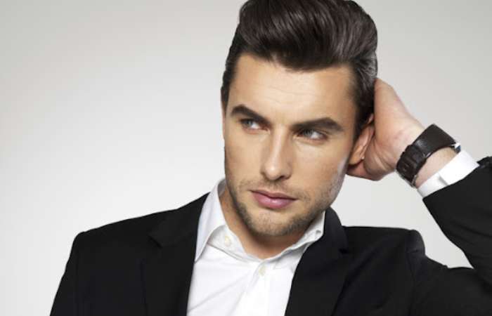 Nam giới có thể sử dụng dầu dừa hoặc dầu olive để dưỡng tóc bóng mượt