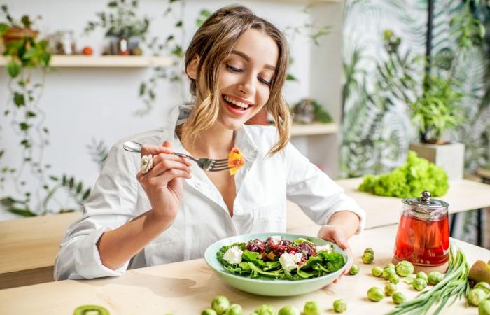 Chế độ ăn lành mạnh, nhiều rau xanh giúp bạn giảm mỡ đùi