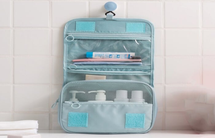 Xếp vào túi chuyên đựng mỹ phẩm khi đi du lịch