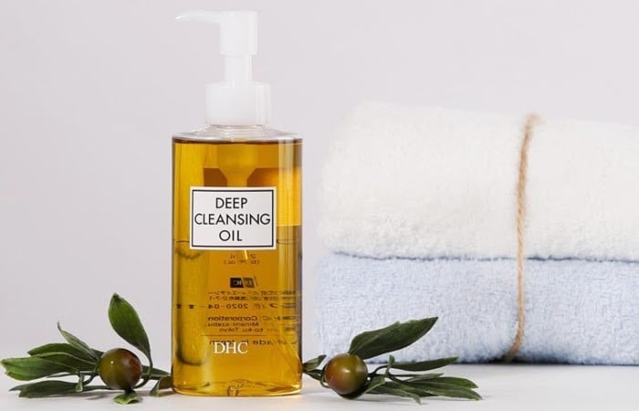 Da khô nên dùng dầu tẩy trang để làm sạch da