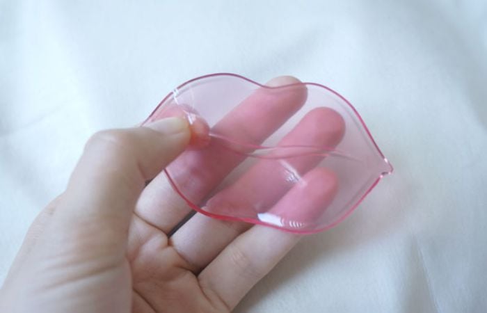 Đối với mặt nạ môi bán sẵn hãy đắp trong vòng 15 phút rồi rửa sạch lại với nước