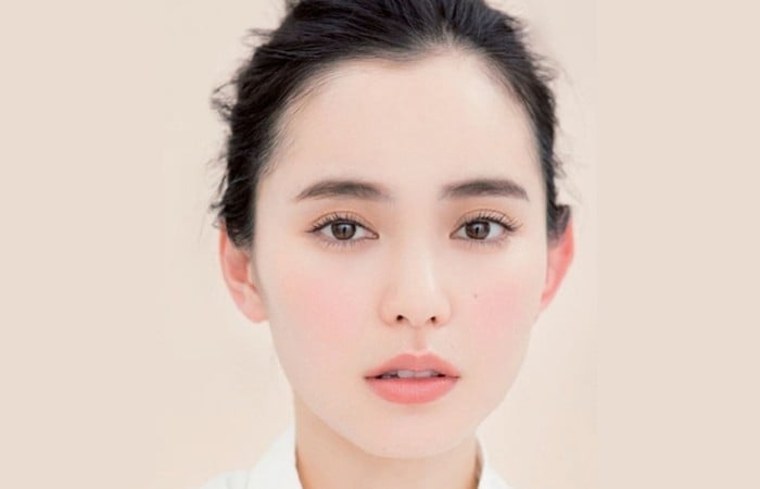 Màu nude có sắc độ nhạt và nâng tone da nhẹ nhàng, giúp bầu mắt sáng tự nhiên