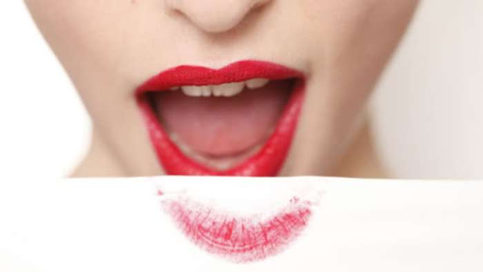 Phương pháp bặm môi lên khăn giấy giúp giữ màu son lâu trôi hơn