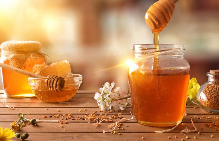 Mật ong giúp môi bớt bị khô và trở nên quyến rũ hơn