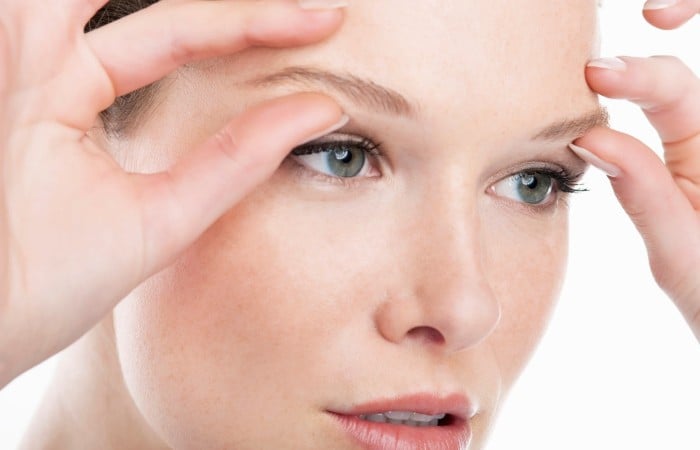 Hãy kết hợp massage mí mắt để tinh chất DHC thấm sâu vào chân mi