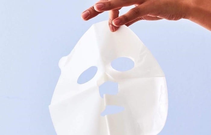 Mặt nạ giấy có hình dáng ôm vừa khít gương mặt, được thấm ướt dung dịch dưỡng da