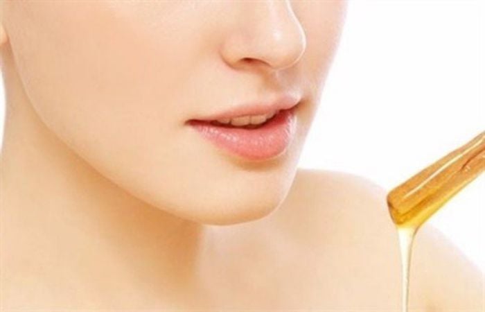 Dưỡng môi bằng mật ong giúp môi khô trở nên mềm mại hơn