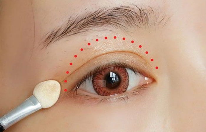 Nếu bạn muốn đôi mắt thật sự nổi bật, hãy đánh phấn lót ánh nhũ bạc lên bầu mắt trước khi phủ phấn màu