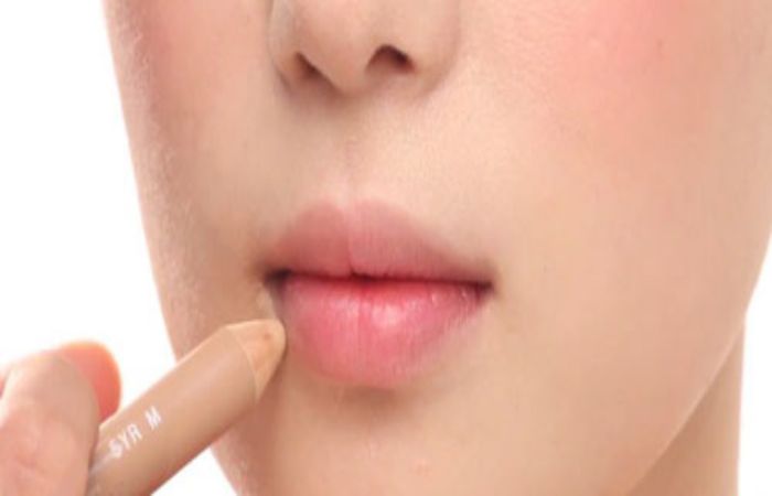 Dùng chì kẻ màu nude để vẽ viền môi giúp son lên màu chuẩn hơn và tạo hiệu ứng môi gợi cảm hơn