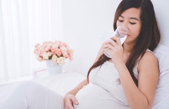 Nếu được phép sử dụng viên uống DHC, mẹ bầu nên uống nhiều nước hơn