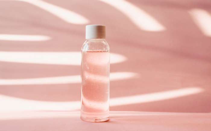 Nên chọn nước hoa hồng có cồn hay không cồn?