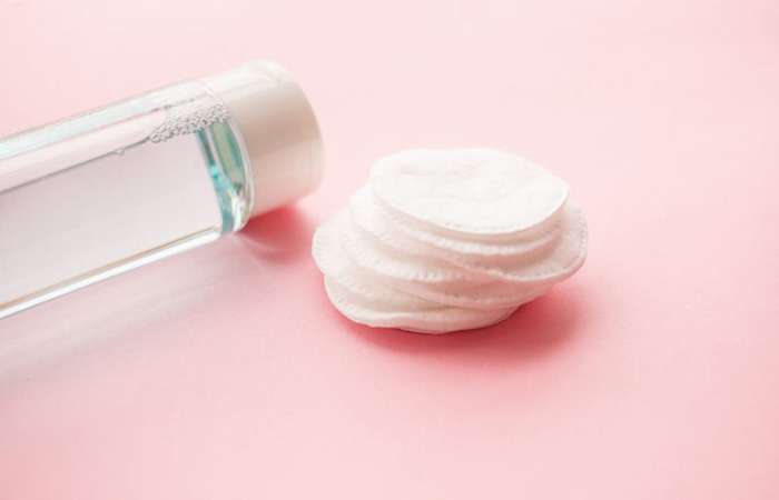 Da dầu mụn nên chọn nước hoa hồng có khả năng kháng khuẩn và kiềm dầu tốt