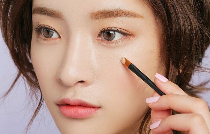 Phấn che khuyết điểm giúp che đi các vấn đề thâm mụn trên da