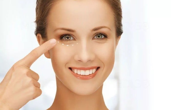 Vùng da mắt rất nhạy cảm và cũng dễ bị khô nên cần được chăm sóc kĩ lưỡng