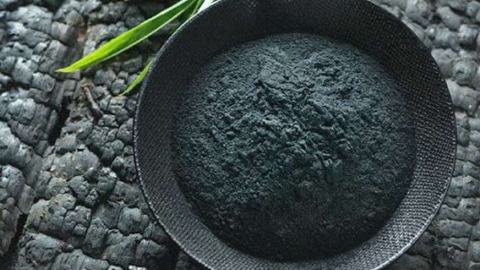 Ngoài tác dụng làm sạch cặn trang điểm và dầu thừa sâu trong lỗ chân lông, than tre cũng loại đi các chất độc hại tích tụ trong da