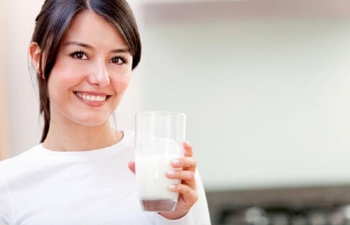 Không nên uống canxi chung với sữa