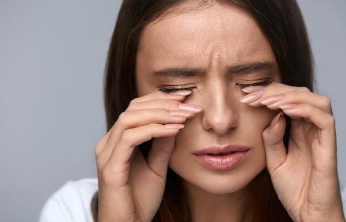 Hãy tập làm quen khi có dưỡng chất trên mi và hạn chế thói quen dụi mắt