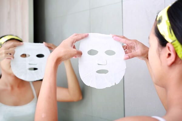 Mặt nạ giấy có thiết kế theo hình dáng khuôn mặt và được ngâm sẵn trong dung dịch dưỡng da
