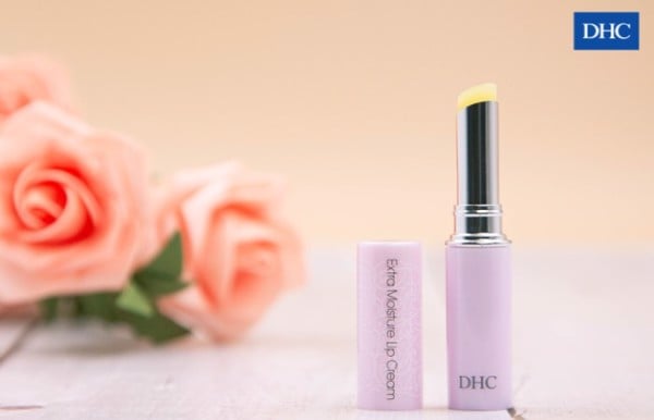 Son dưỡng cao cấp DHC Extra Moisture Lip Cream chứa thành phần dược liệu cải thiện tình trạng môi thâm sạm