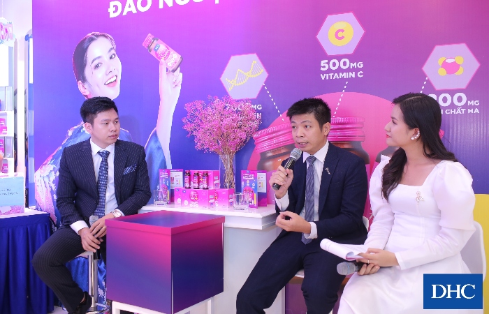 Bác sĩ Cao Xuân Ngọc cùng đại diện thương hiệu chia sẻ về sản phẩm