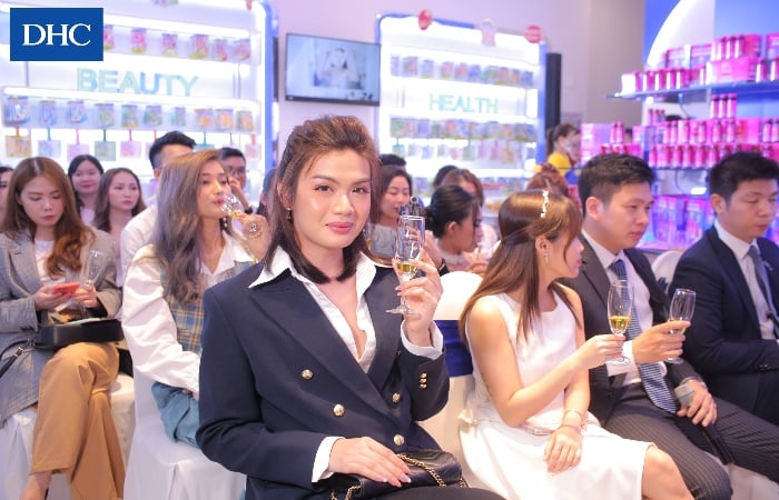 Đào Bá Lộc cùng các khách mời được trực tiếp trải nghiệm “siêu phẩm” chống lão hóa DHC Collagen Beauty 7000 Plus