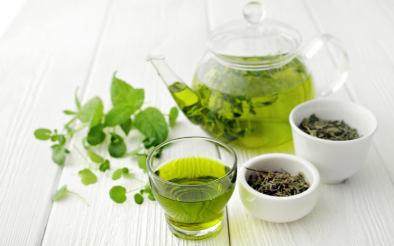 10-cach-lam-nuoc-tay-trang-tai-nha-tu-nguyen-lieu-thien-nhien-6 10 cách làm nước tẩy trang tại nhà từ nguyên liệu thiên nhiên - 6