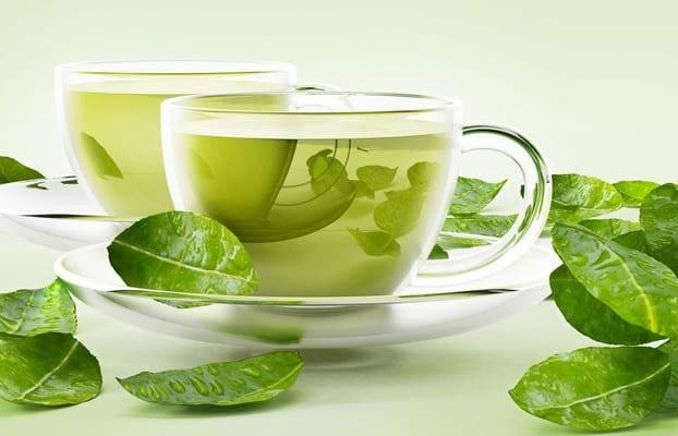 Nước trà xanh có công dụng làm mềm mịn da tay