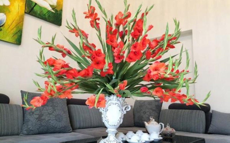 2 cách cắm hoa huệ đỏ để bàn thờ ngày Tết đẹp ý nghĩa nhất - 4