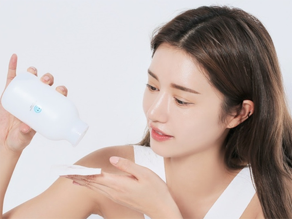 nước hoa hồng trị mụn