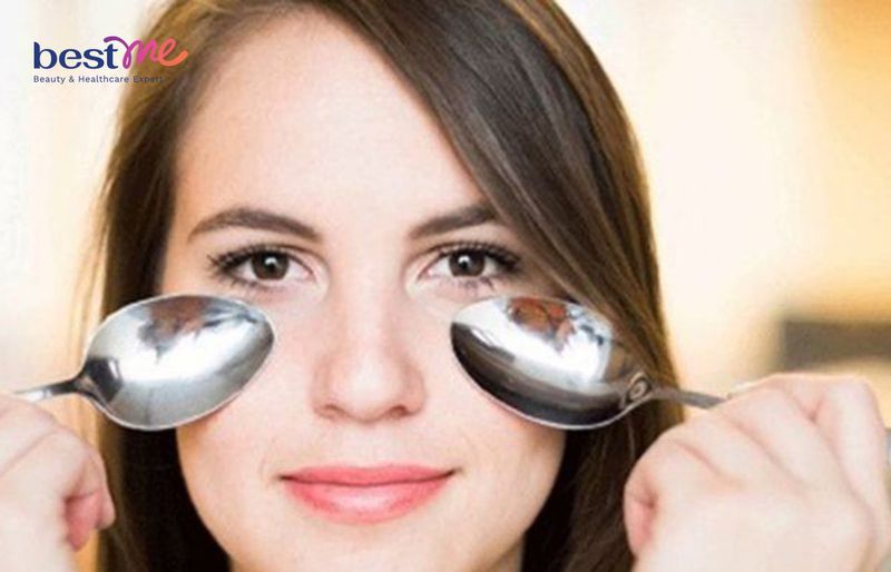 Dùng thìa massage giúp mạch trên mặt máu lưu thông tốt hơn