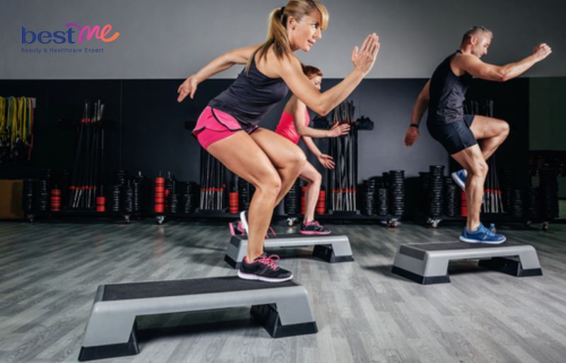 Aerobic với tay và chân vắt chéo
