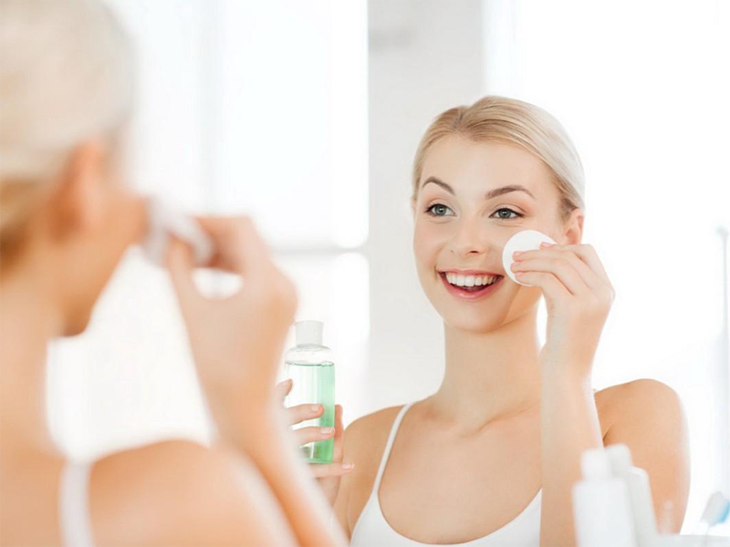 5 công dụng thần kỳ của nước hoa hồng trị mụn bạn nên biết