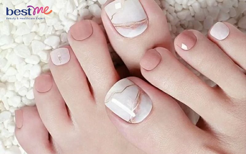 50-mau-mong-chan-dep-2021-cho-nang-them-noi-bat-45 50+ mẫu móng chân đẹp 2021 cho nàng thêm nổi bật - 45