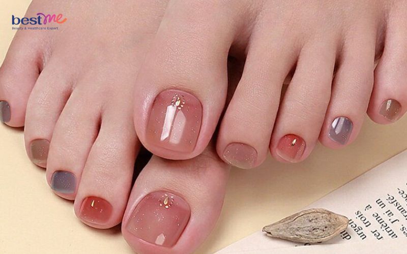 999-mau-mong-chan-dep-don-gian-nhe-nhang-cho-nang-khong-bao-gio-loi-mot-20 Mẫu nail móng chân cho chị em văn phòng đơn giản đẹp
