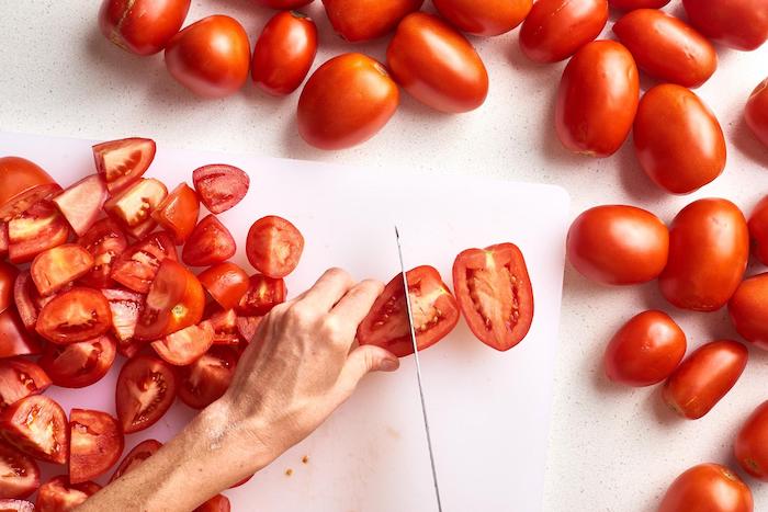 cà chua có khả năng dưỡng da trắng sáng, căng mịn và trị mụn đầu đen tốt