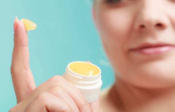 Lanolin chứa nhiều axit béo và có khả năng giữ ẩm tốt nên rất thích hợp dùng để cải thiện làn da khô