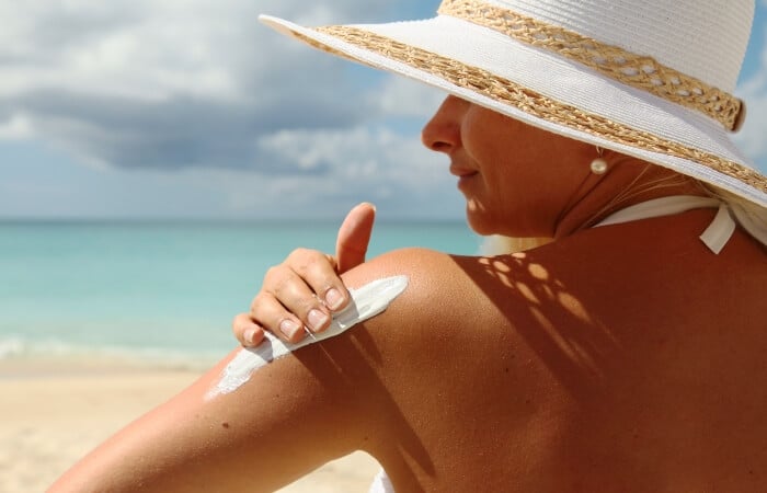 Kem chống nắng là sản phẩm bảo vệ da khỏi tác động từ tia UV trong ánh mặt trời