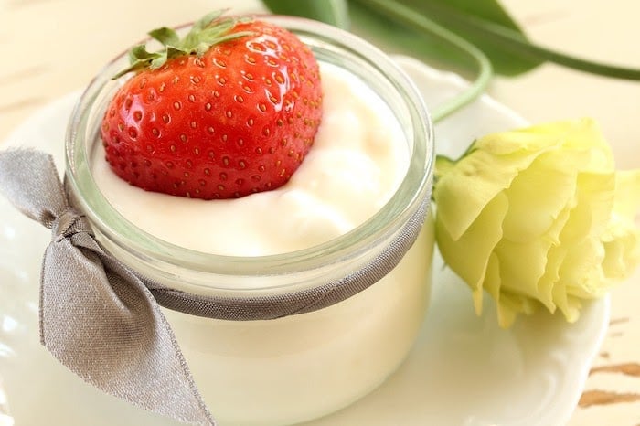 Mặt nạ dâu tây và sữa chua giúp da khô nhạy cảm trở nên căng mịn, sáng khoẻ