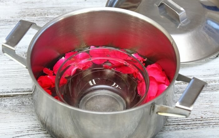 Nước hoa hồng thu được từ phương pháp chưng cất sẽ có hạn sử dụng lâu dài hơn