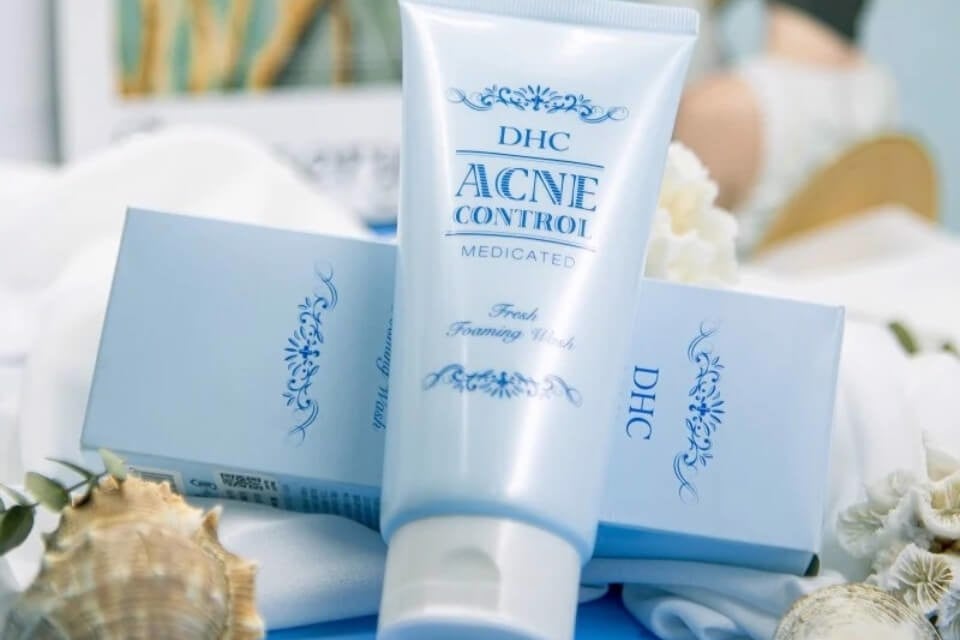 5 lý do bạn nên sử dụng sữa rửa mặt hỗ trợ trị mụn nhà DHC
