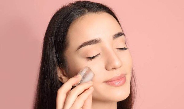 se khít lỗ chân lông bằng đá lạnh là phương pháp làm đẹp được nhiều chị em ưa thích