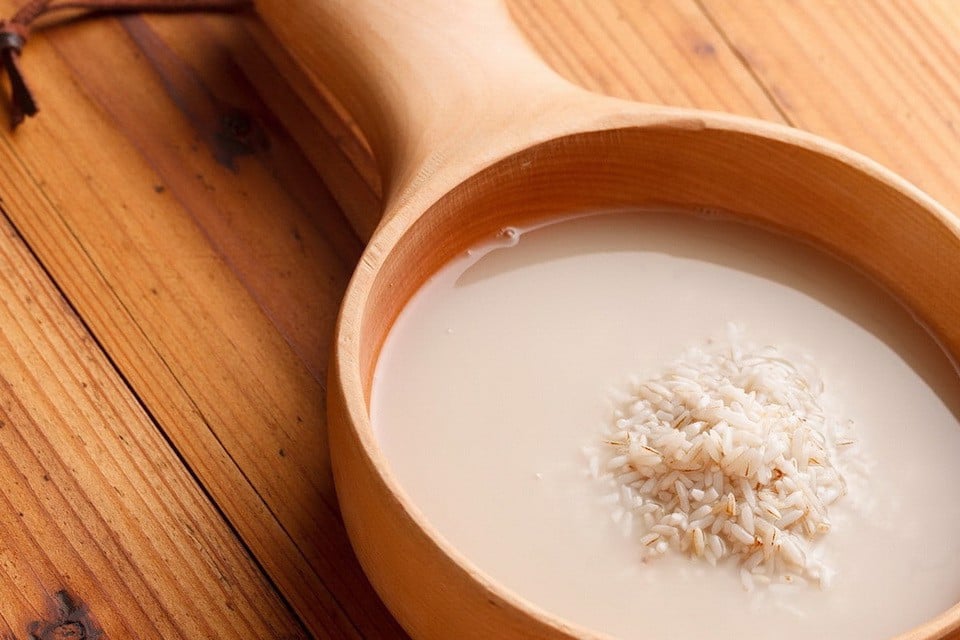 Cách đắp mặt nạ nước vo gạo cho da mụn? 
