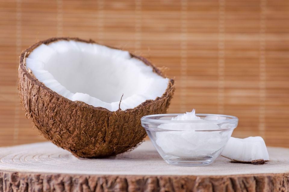 Những lợi ích khác của việc sử dụng dầu dừa cho lông mi ngoài việc kích thích mọc và làm dày hơn?