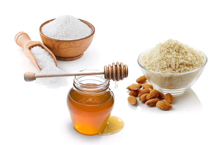 mặt nạ từ bột hạnh nhân, mật ong và muối giúp loại bỏ bã nhờn, hạn chế làm tắc nghẽn lỗ chân lông 