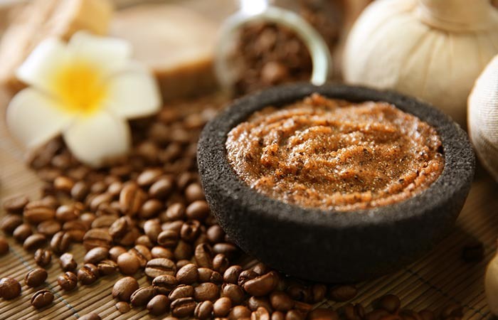 Sự kết hợp của đường nâu cùng bã cà phê là hỗn hợp tẩy da chết vừa hiệu quả vừa an toàn, giúp làn da sáng mịn, khỏe đẹp hơn