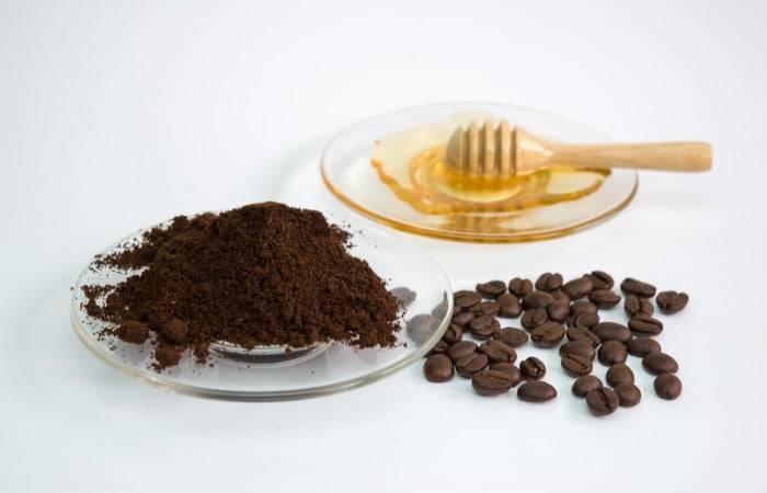 Bã cà phê và mật ong còn giúp làm mờ quầng thâm, giảm nếp nhăn