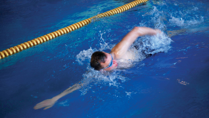 Bơi lội giúp bạn tiêu hao nhiều calo, giảm mỡ và còn cải thiện sức bề của toàn cơ thể