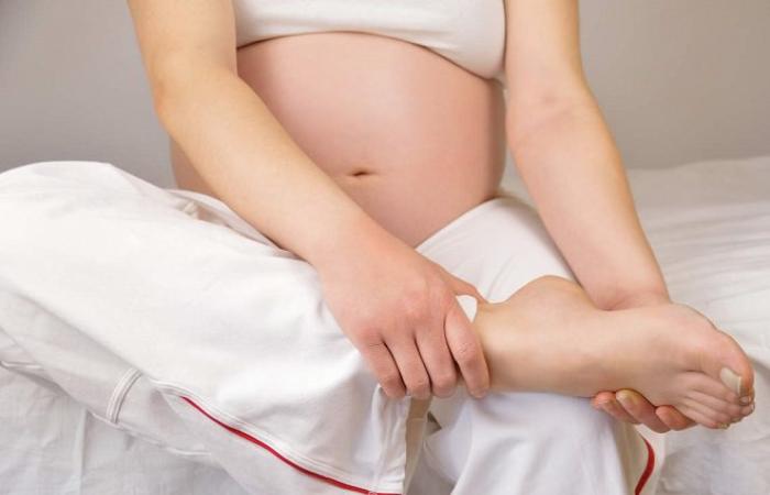 Thường xuyên đi bộ và massage bàn chân là cách làm giảm phù chân cho bà bầu đơn giản và hiệu quả